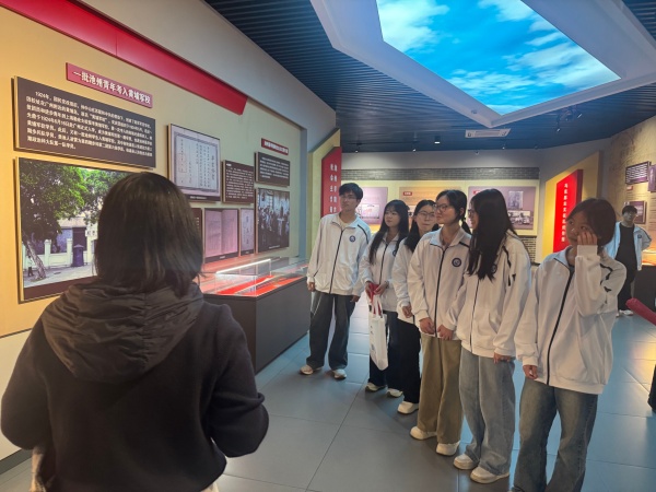 ����ο�һ꣬������Ӣ�ҡ�����ϵ��չ������ɨ����